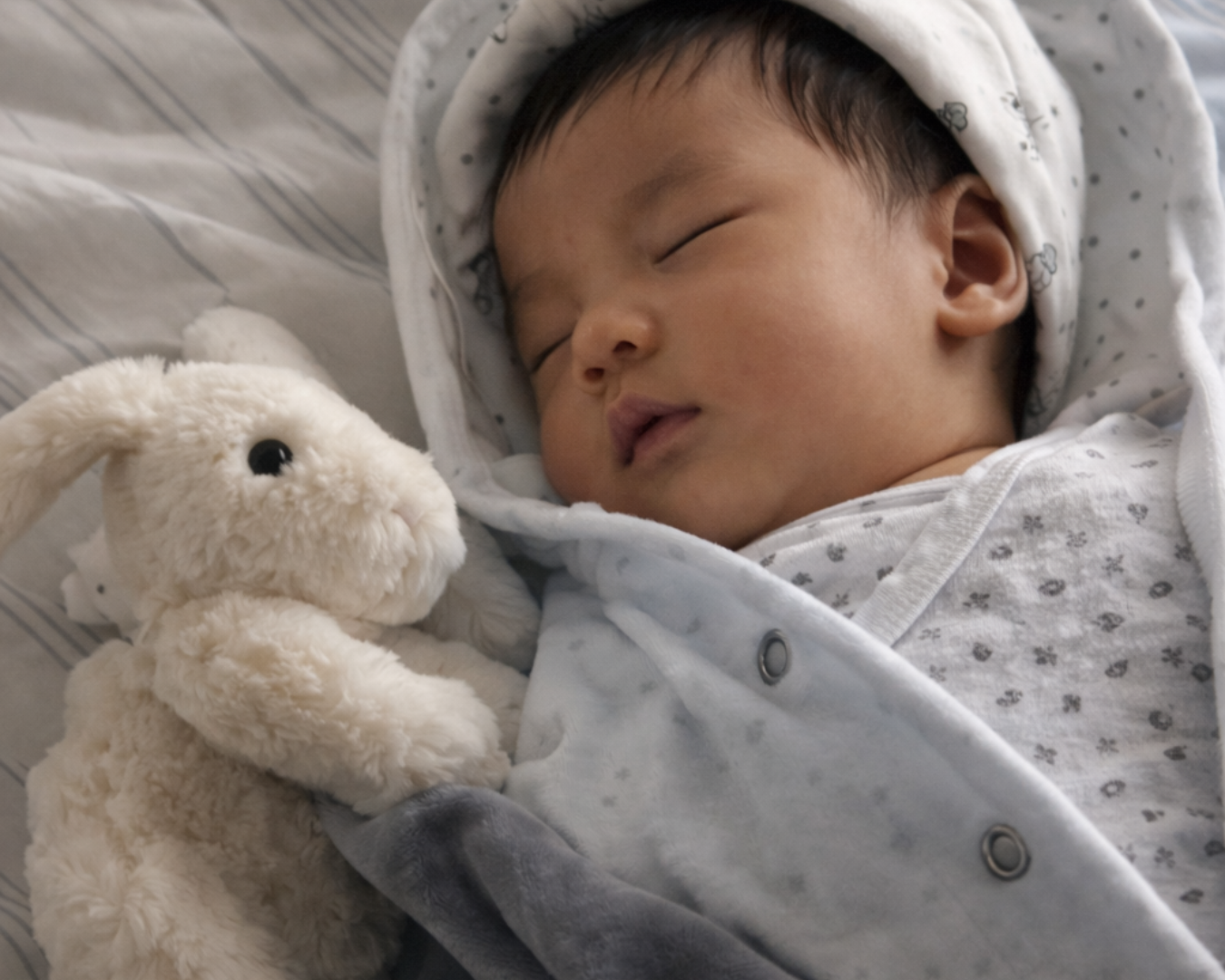 Sovande bebis i närbild